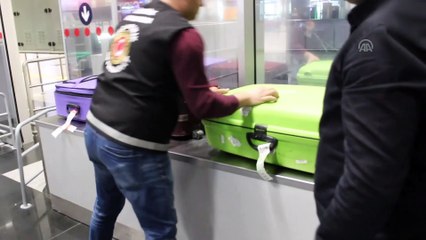 Yurda kaçak yollarla sokulmak istenen gelincik derisi ve sülük yakalandı - İZMİR / İSTANBUL