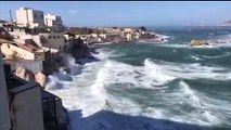 Vidéo : de puissantes rafales de vent balayent le littoral marseillais