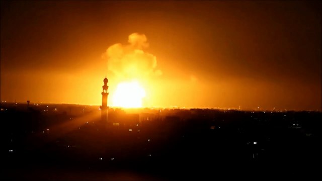 إطلاق دفعة جديدة من الصواريخ من غزة وإسرائيل ترد بقصف جوي ومدفعي