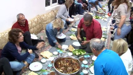 Hekimler sıra arkadaşları ile 40 yıl sonra aşiret sofrasında buluştu