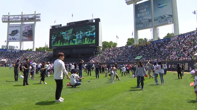 오늘은 내가 주인공 ...야구장 접수한 어린이들 / YTN