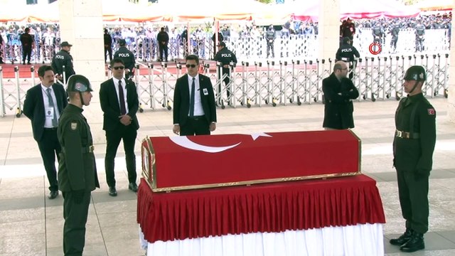 Şehit Yüzbaşı son yolculuğuna uğurlanıyor