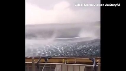 Une immense trombe marine filmé en bord de mer