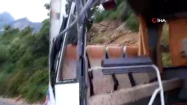 Antalya-Kemer karayolunda tur midibüsü yağmur nedeniyle kayganlaşan yolda önce refüje çarptı ardından otobüse:Yaralılar var