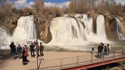 Muradiye Şelalesi İlgi Görüyor