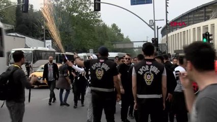 Spor Beşiktaşlı Taraftarlar Tünelden Meşalelerle Geçti