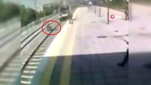 İntihara Kalkışan Kadını Trenin Önüne Atlayıp Kurtardı