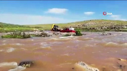 Derede 4 kişi ile mahsur kalan arazi aracı kurtarıldı
