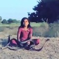 Élevée avec des cobras, cette jeune fille n'a plus du tout peur des serpents