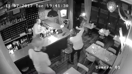 Quand les clients d'un restaurant londonien se rebellent face à un braqueur