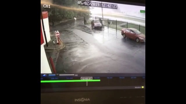 Une tornade impressionnante vient ravager un hangar à Little Rock