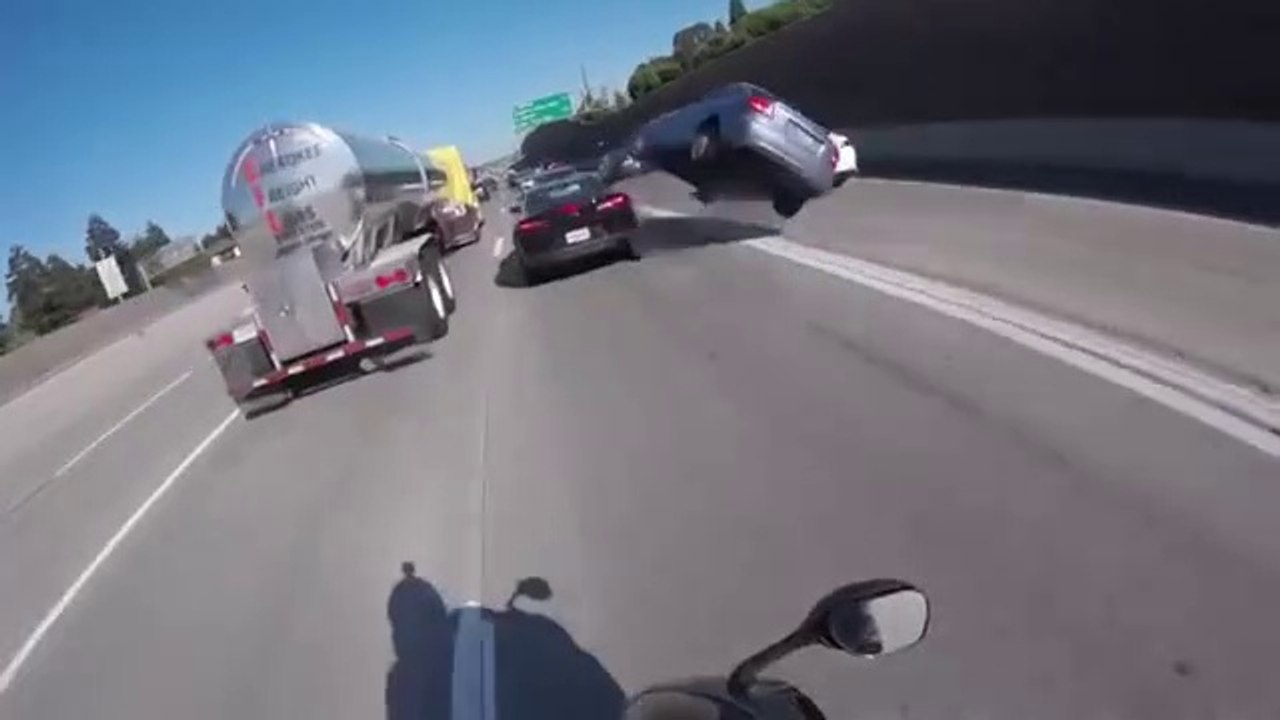 Une voiture en percute une autre et part en tonneau sur une autoroute