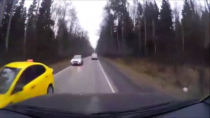 Il se prend un pneu de voiture en plein pare-brise... Pas de chance
