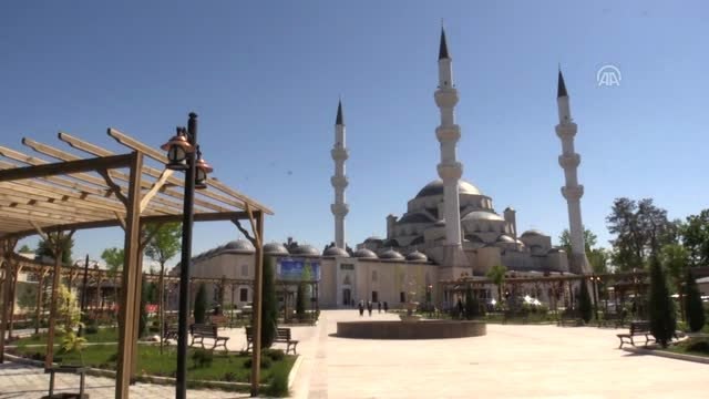 Kırgızistan'daki İmam Serahsi Camisi'nde İlk Teravih Namazı Heyecanı