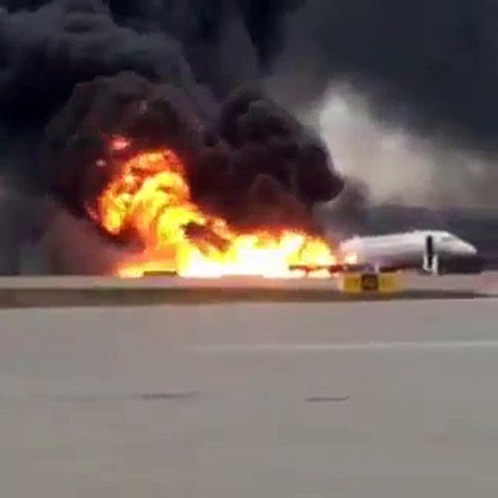Russie: Les images d'un avion actuellement en feu lors d'un atterrissage d'urgence sur l'aéroport moscovite de Sheremetyevo