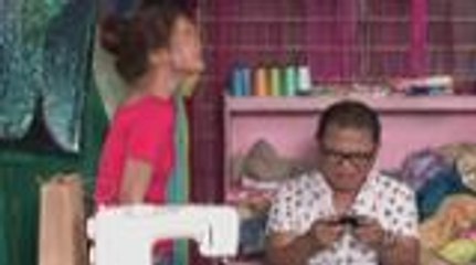 Nina teaches her J.Lo her mobile game