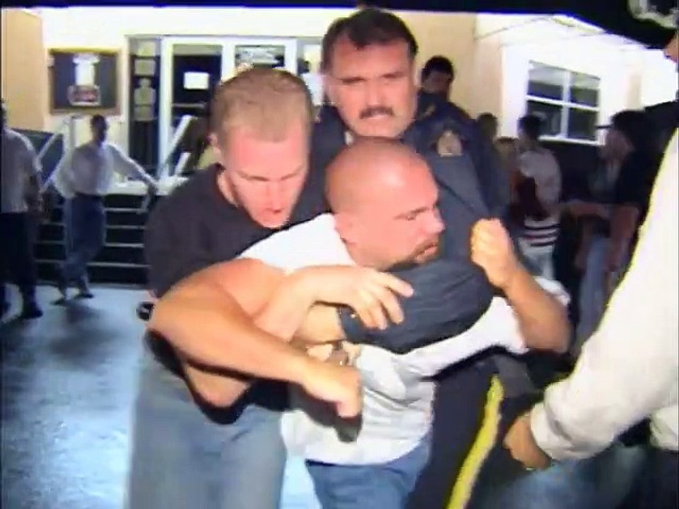 Under Arrest S04 E01 "Don't go that nuts"