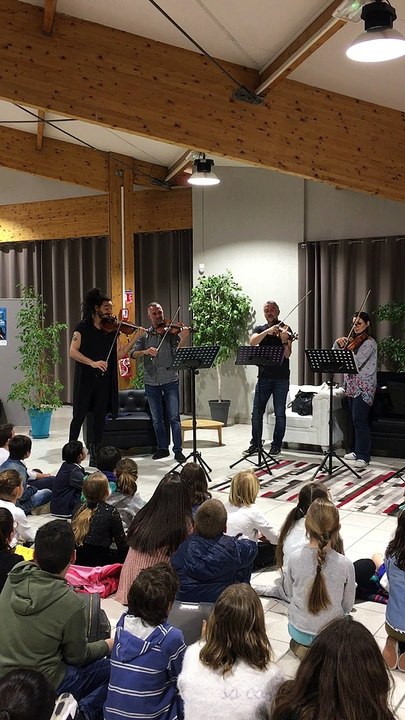 Aubagne : Minassian et Radulovic offrent un petit concert à des musiciens en herbe