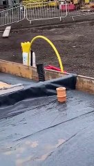 Des ouvriers piègent leur collègue