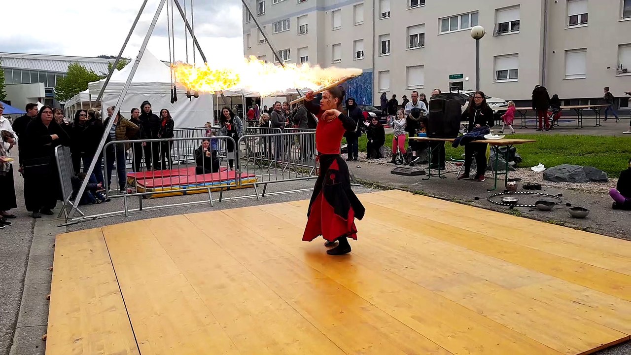 Une danseuse joue avec le feu dans le quartier de l'Orme
