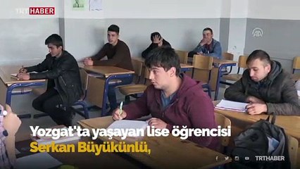 Annesinden miras kalan iplerle okul harçlığını çıkarıyor