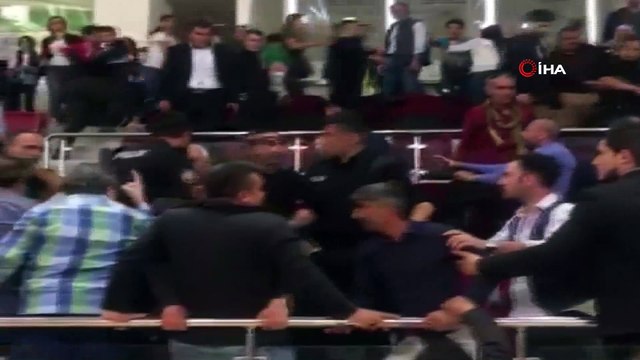 Halk oyunları gösterisinde birbirini suçlayan taraftarlar kavga etti...Çocuklar korku dolu anlar yaşadı