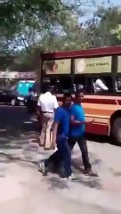 Un policier bloque le trafic pour faire traverser... un chien