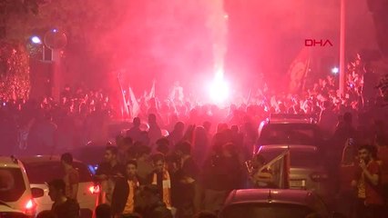 Spor Galatasaraylı Taraftarlar Galibiyeti Florya'da Kutladı