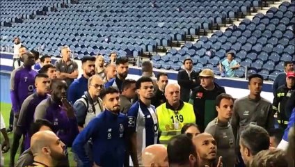 Mamadou Loum gets into physical confrontation with Porto's ultras after the match against Aves