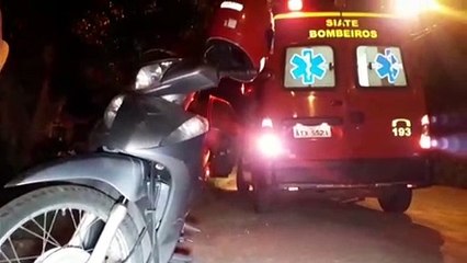 Mulher sofre escoriações pelo corpo ao cair com moto