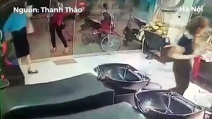 Người phụ nữ ăn mặc sang chảnh trộm túi xách ở tiệm cắt tóc