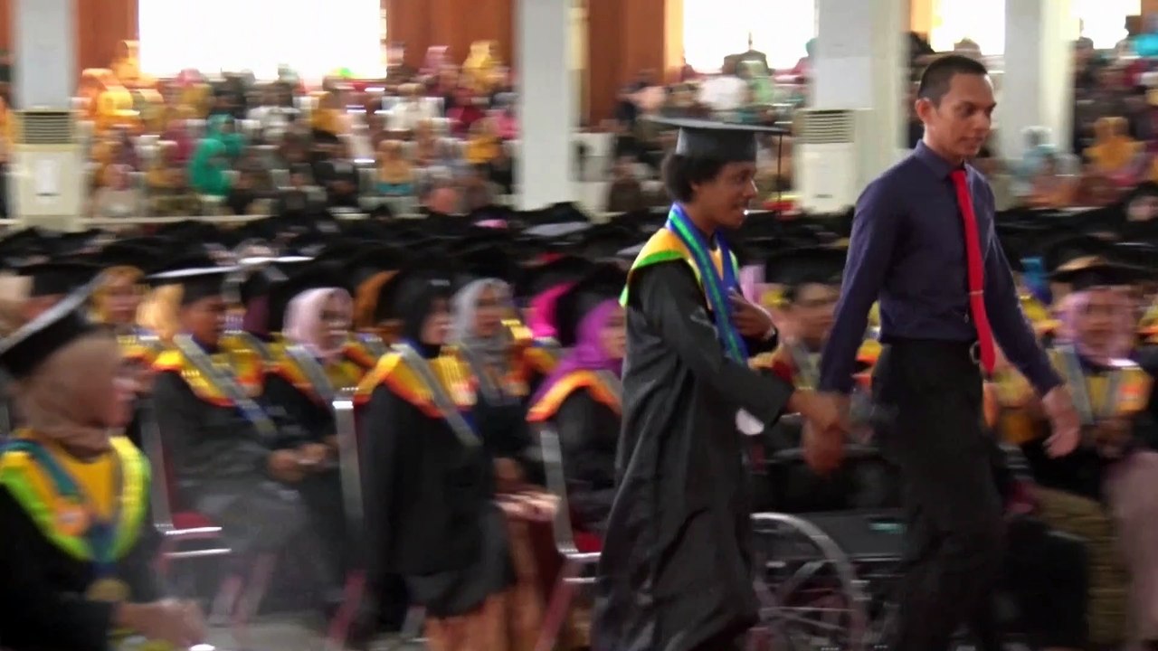 Raim Laode Wisuda