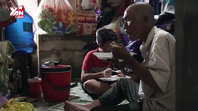 Gánh chuối nướng của người đàn ông nuôi cháu mồ côi cả cha lẫn mẹ