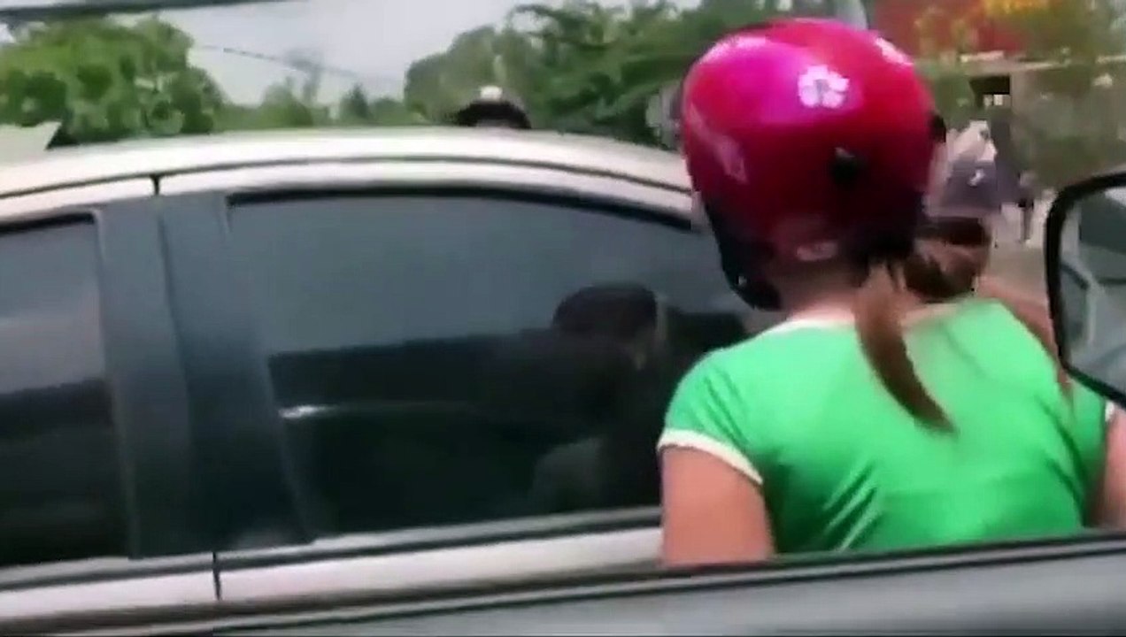 Trước khi đánh khách đổ máu vì thắc mắc giá hủ tiếu, nữ chủ quán từng vác mã tấu chặn ô tô chửi bới tài xế vì không ăn đĩa cơm 35k?