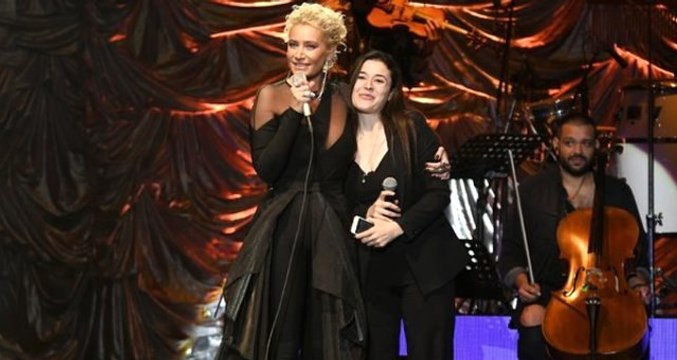Şarkıcı Sıla, Konserinde Hayranıyla Şarkı Söyledi