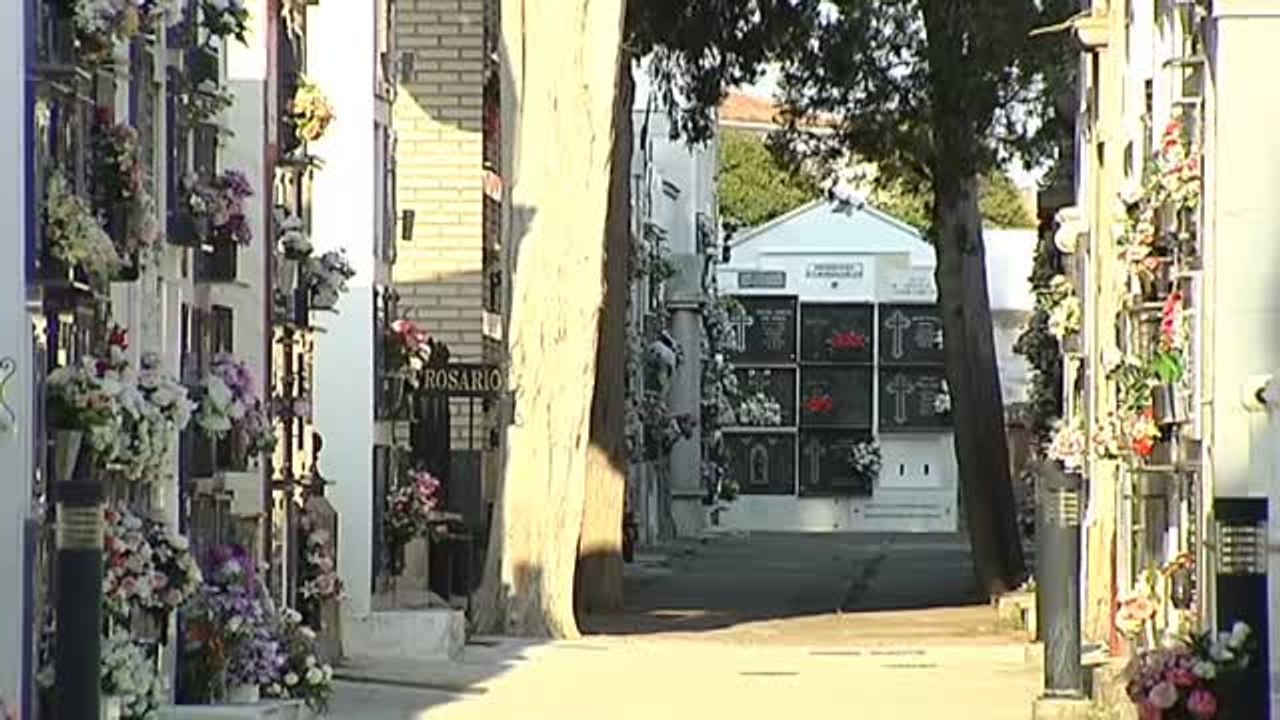 Profanan las tumbas de dos mujeres enterradas en el cementerio de Andújar