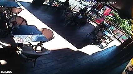İstanbul-Bakırköy'de Otomobilin Kafe Bahçesine Girmesi Kamerada