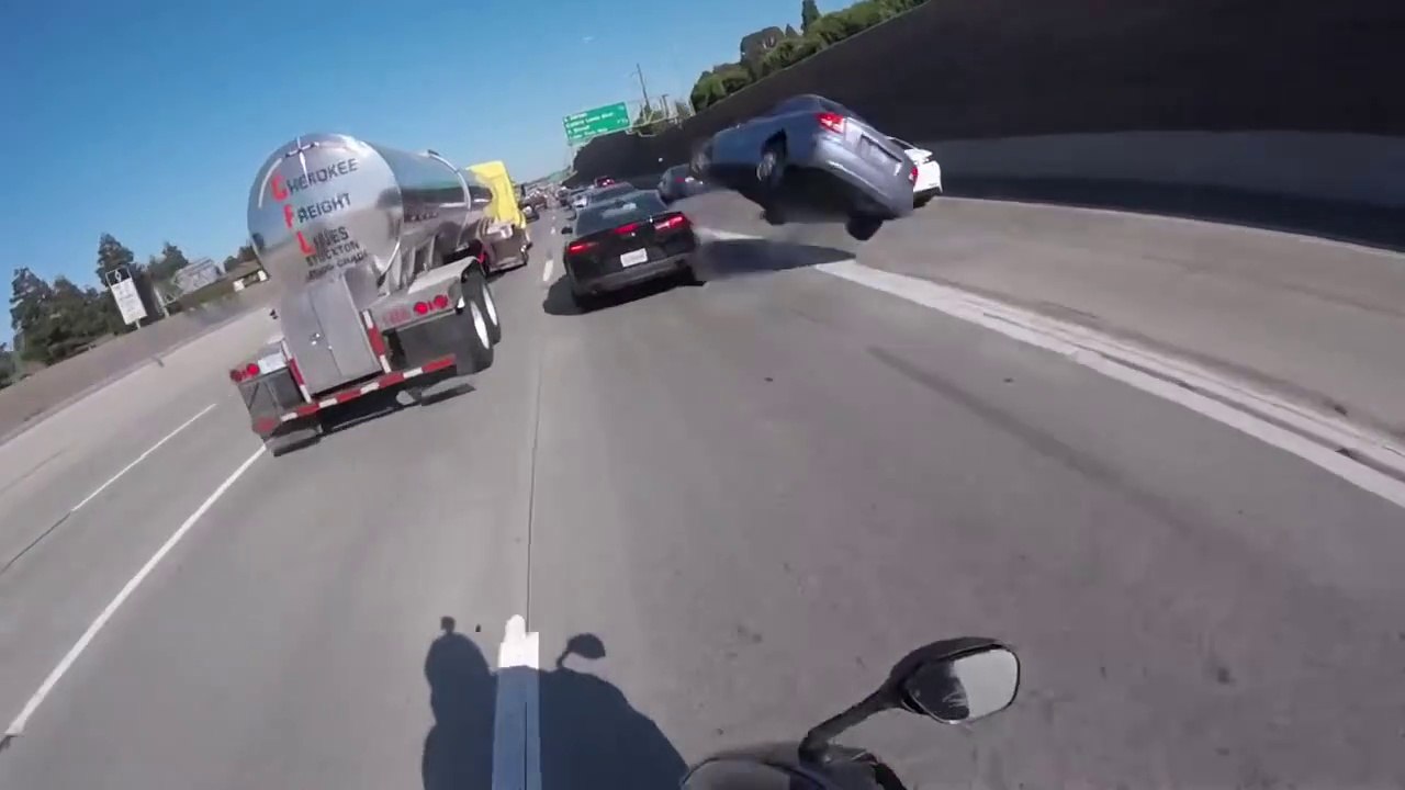 Un automobiliste fait un tonneau sur une voie d'accélération d'autoroute