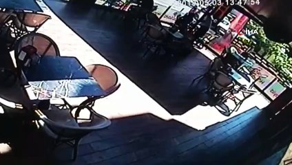 Otomobilin kafeye daldığı feci kazanın görüntüleri ortaya çıktı