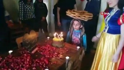 Okul harçlığı için sokaklarda simit satan küçük Taylan'a doğum günü sürprizi