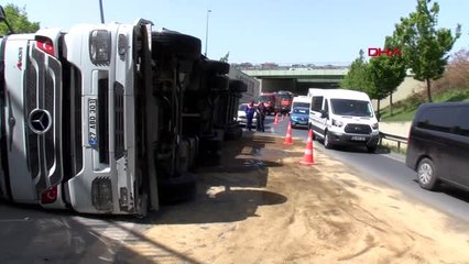 İstanbul- Otogar Bağlantı Yolunda Tır Devrildi