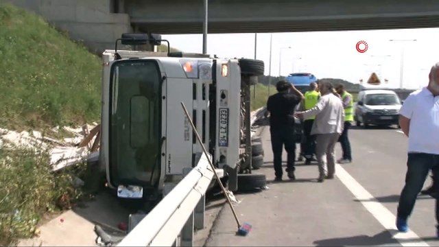 Kuzey Marmara Otoyolu’nda mermer yüklü kamyon devrildi: 1 yaralı