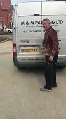 Un peintre regrette amèrement son voyage dans le coffre du camion... Fail