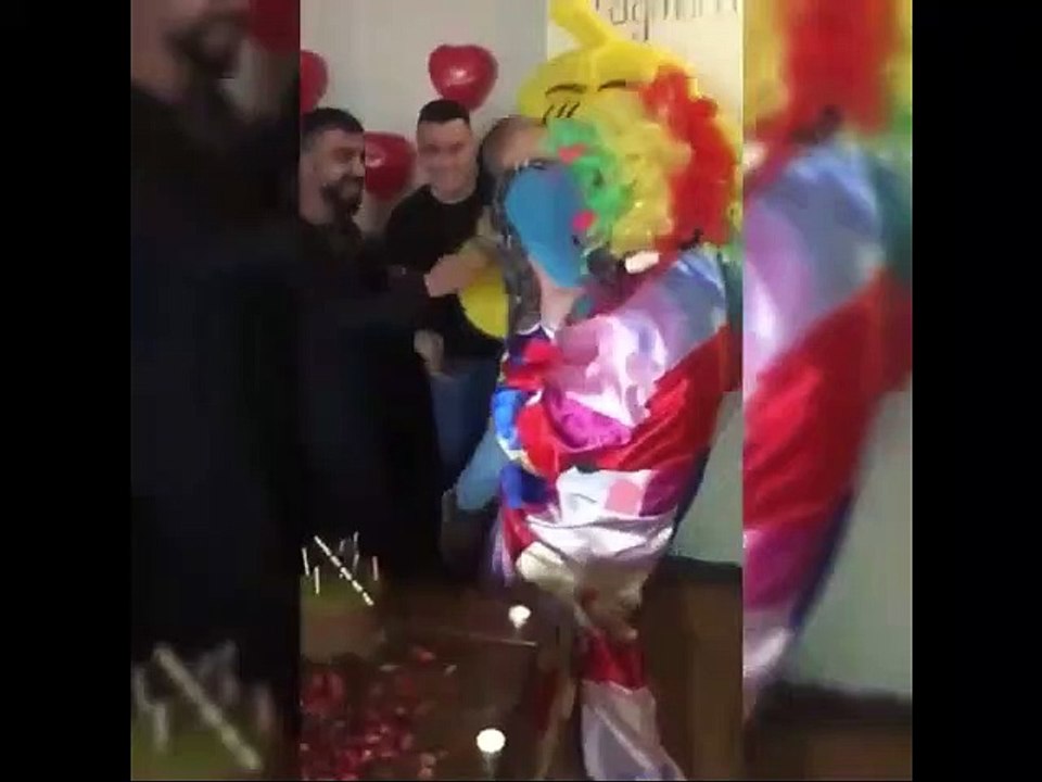 Okul harçlıklarını çıkarmak için haftasonları simit satan ve hayatında hiç doğum günü kutlamamamış minik Taylan’a bir cafede doğum günü sürprizi yapan altın kalpli insanlar ve Taylan’ın dünyalara bedel mutluluğu