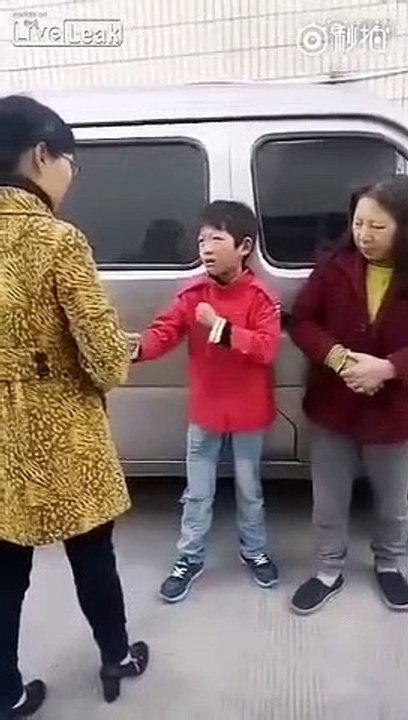 Cet enfant déteste l'école et le fait savoir à sa mère... Sale gosse