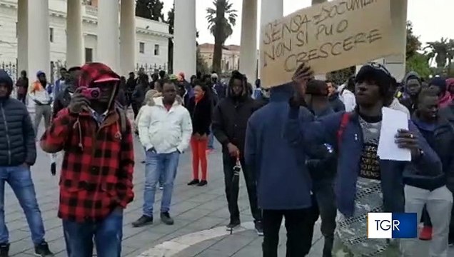 Protestano migranti in Puglia: vogliamo subito documenti per restare in Italia, da qui non ce ne andiamo