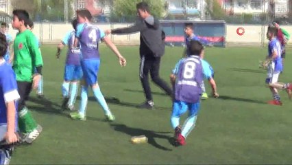 Minik oyuncular maç sonunda birbirlerine böyle girdiler