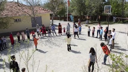 Üniversite Öğrencileri Köy Çocuklarının "Hayal Dünyasına" Girdi