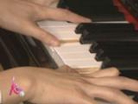 Toni plays the piano on Kris TV