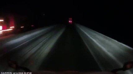 Un chauffeur routier se fait piéger par un camion qui disparait dans la nuit